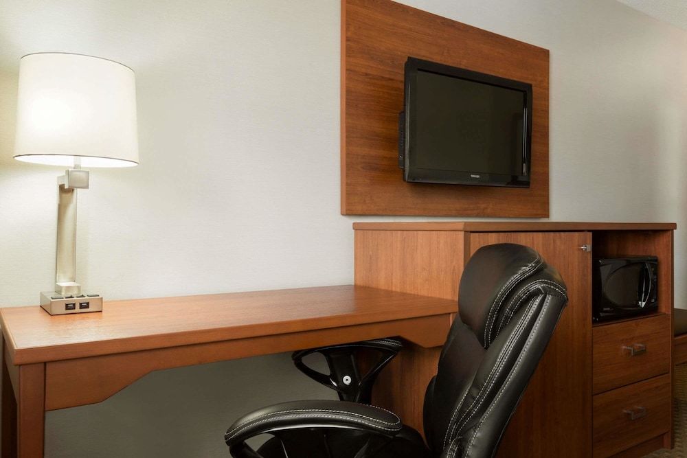 undefined Travelodge by Wyndham Windsor 9