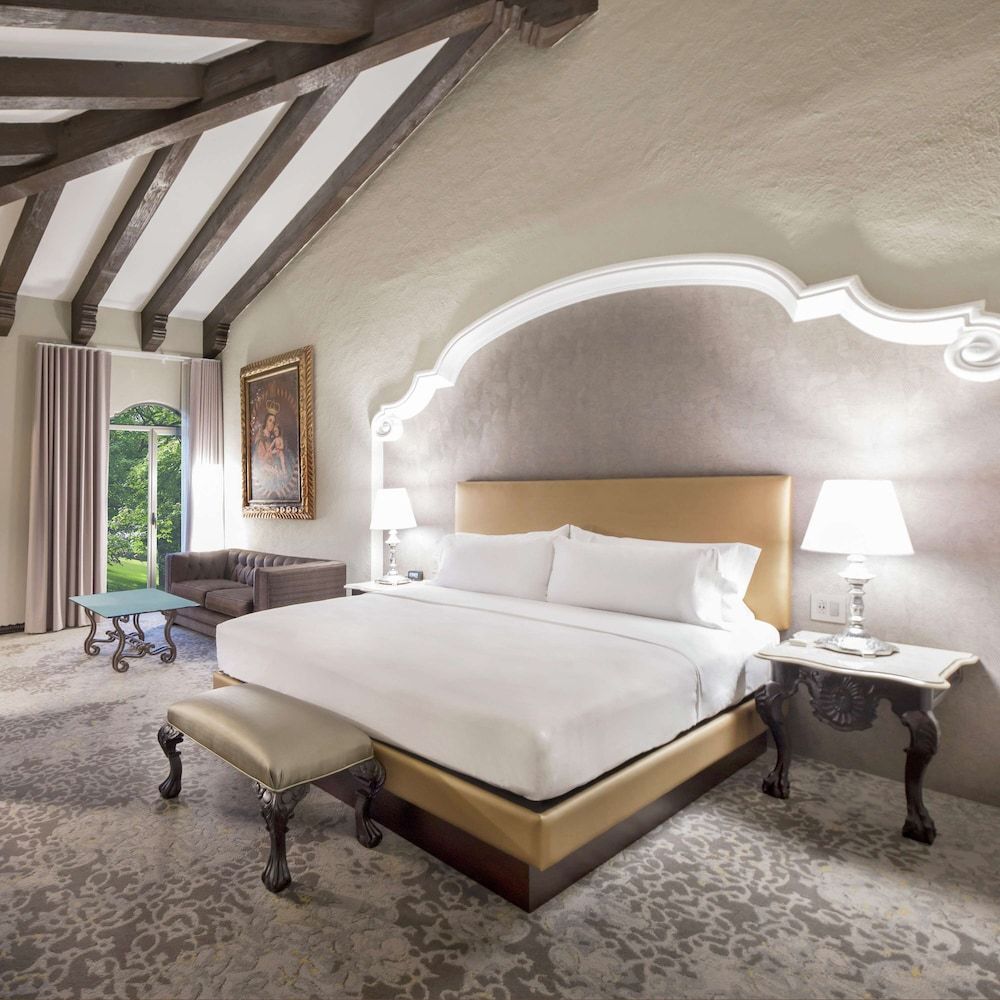 Room, 1 King Bed, Corner