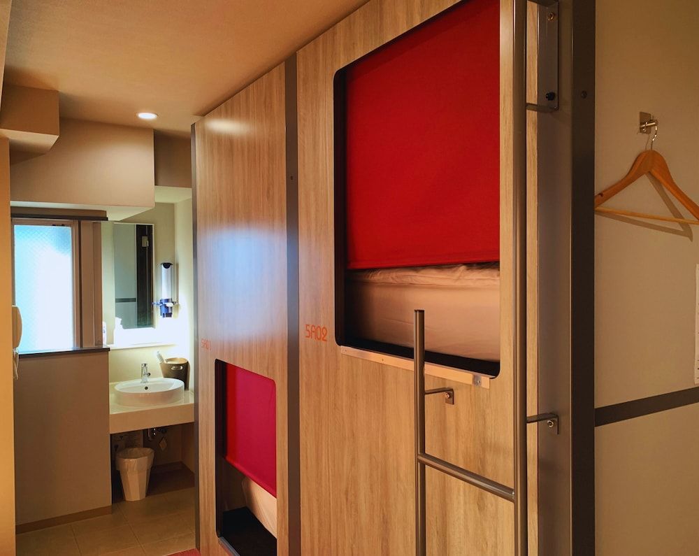 Beagle Tokyo Hostel and Apartments Twin Room 4