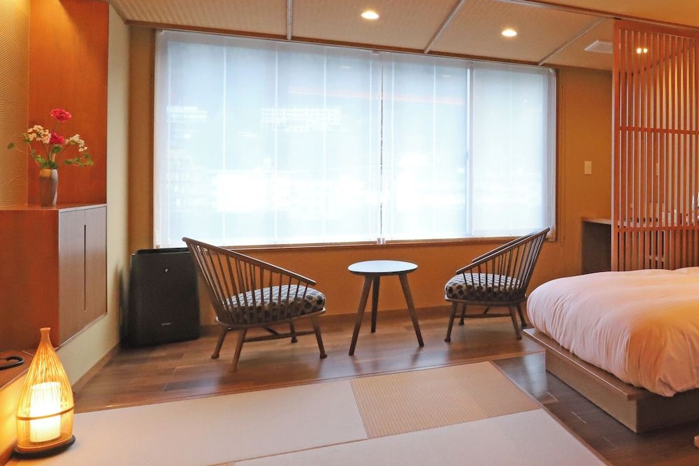 [Roshokan Japanese western style room] Twin bed with Futon & Shower room