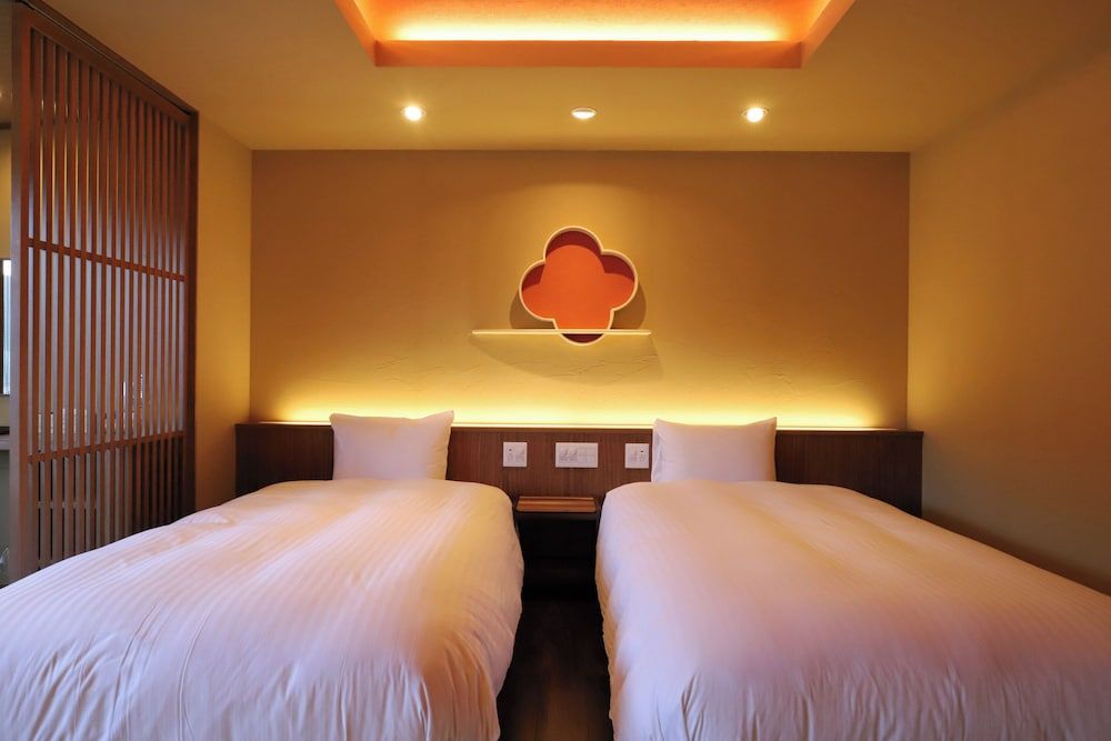 [Roshokan Japanese western style room] Twin bed with Futon & Shower room