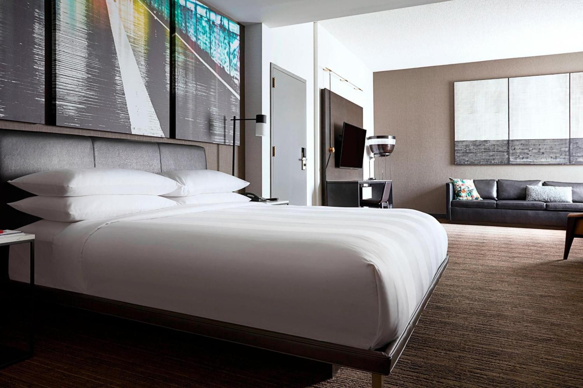 1 Bedroom Suite, 1 King, Sofa bed