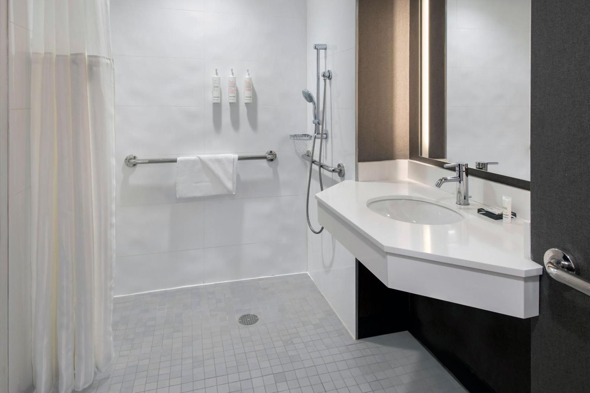 Double Room with Two Double Beds and Adapted Tub - Mobility Accessible