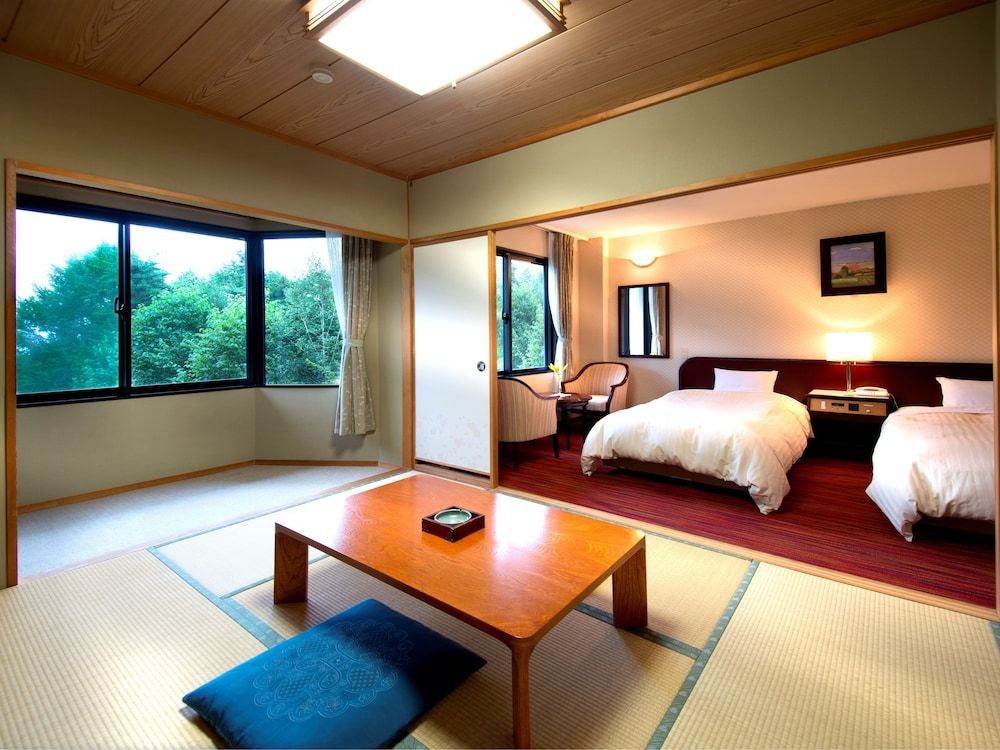 Japanese and Western Room (40㎡) (2 Beds and 2 Japanese Futon)