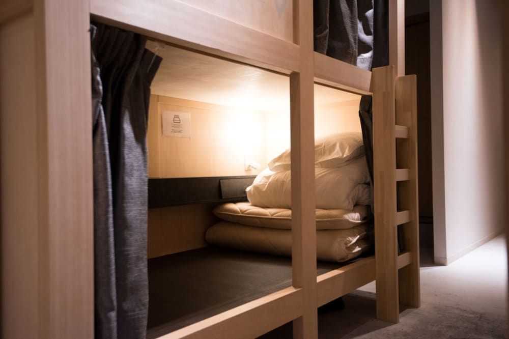 Private Room 3 Bunk Bed for 6 guests (Shared bathroom and shower room, with Safety box in Room)