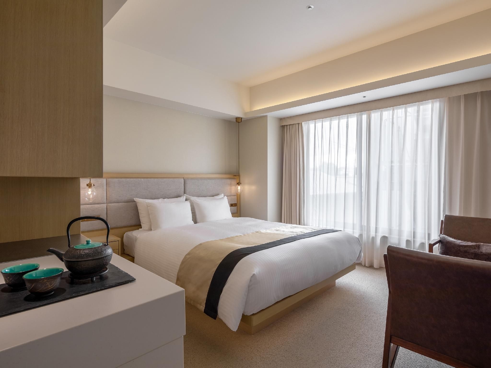 Superior - 1 Queen Bed