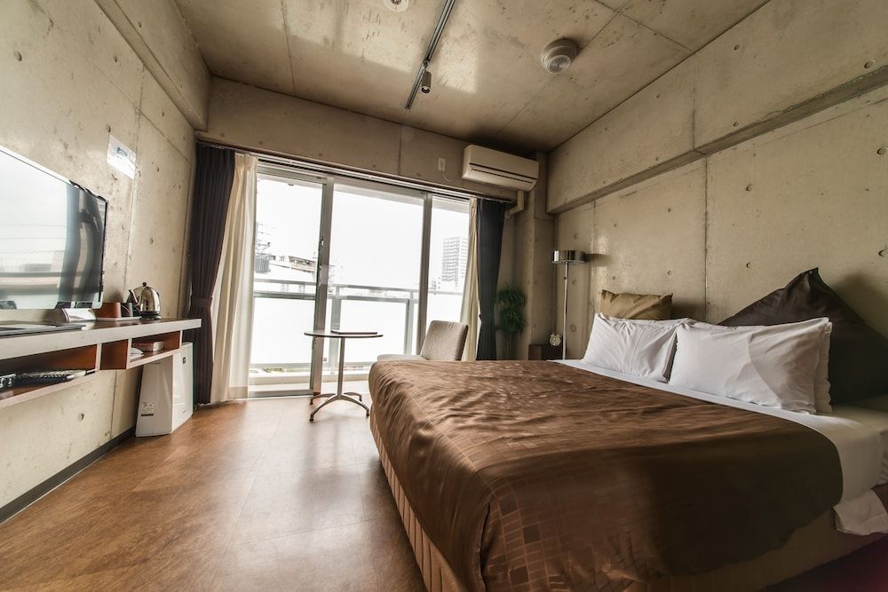 Double Room, Smoking