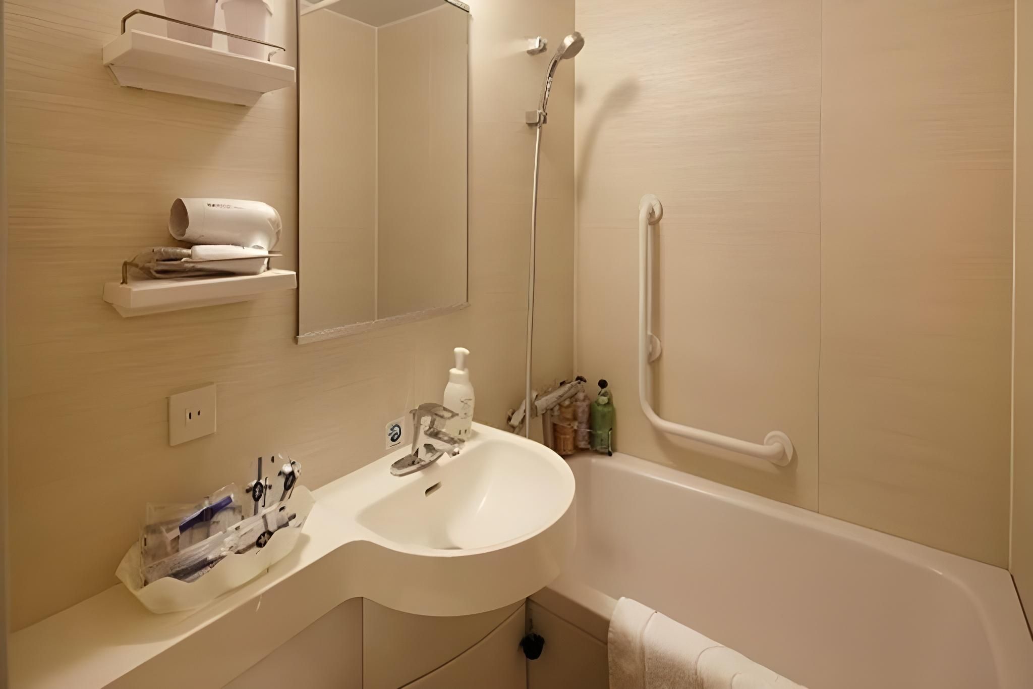 Corner Room with Queen Bed - Non-Smoking