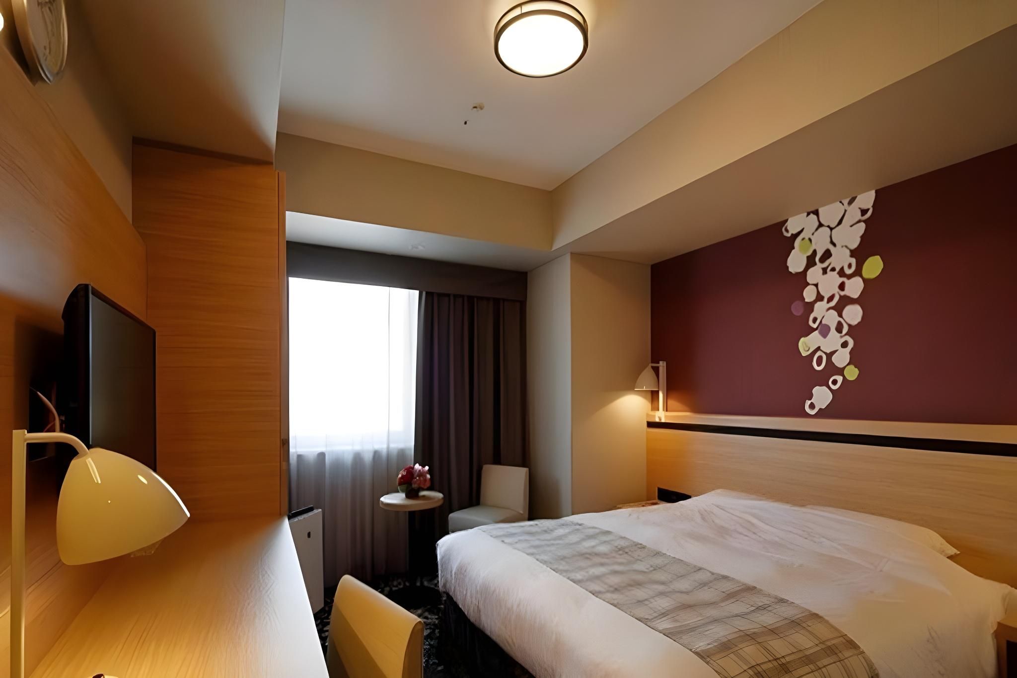 Corner Room with Queen Bed - Non-Smoking