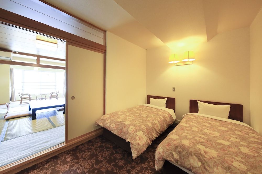 Japanese Western Twin Room, (Lake View)