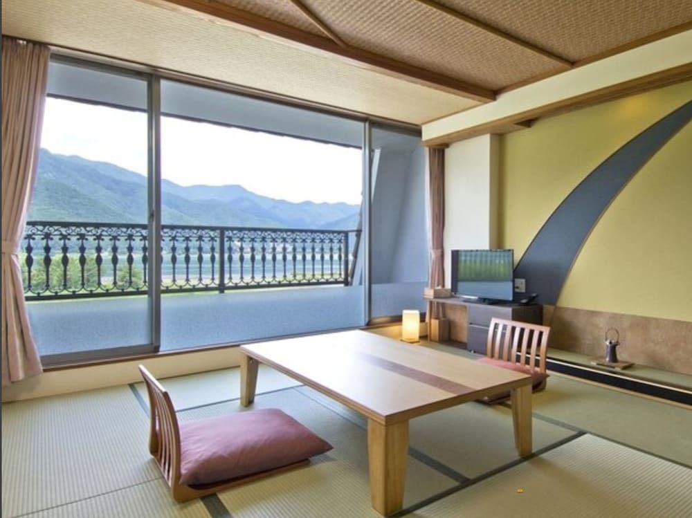 Traditional Room (Lake View)