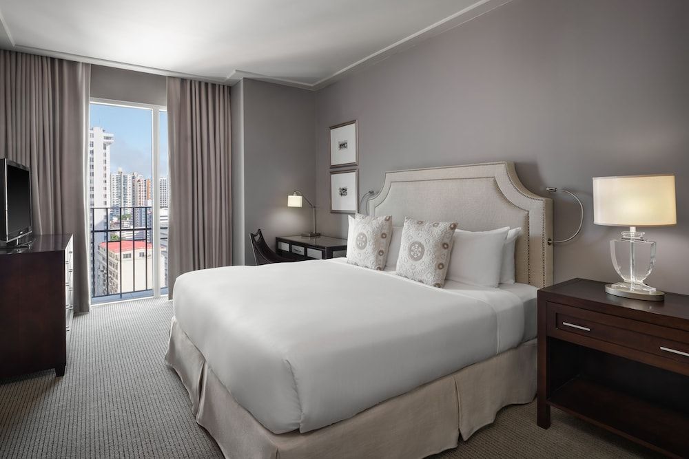 Superior Suite, 1 King Bed, Non Smoking, Kitchen (Tower)