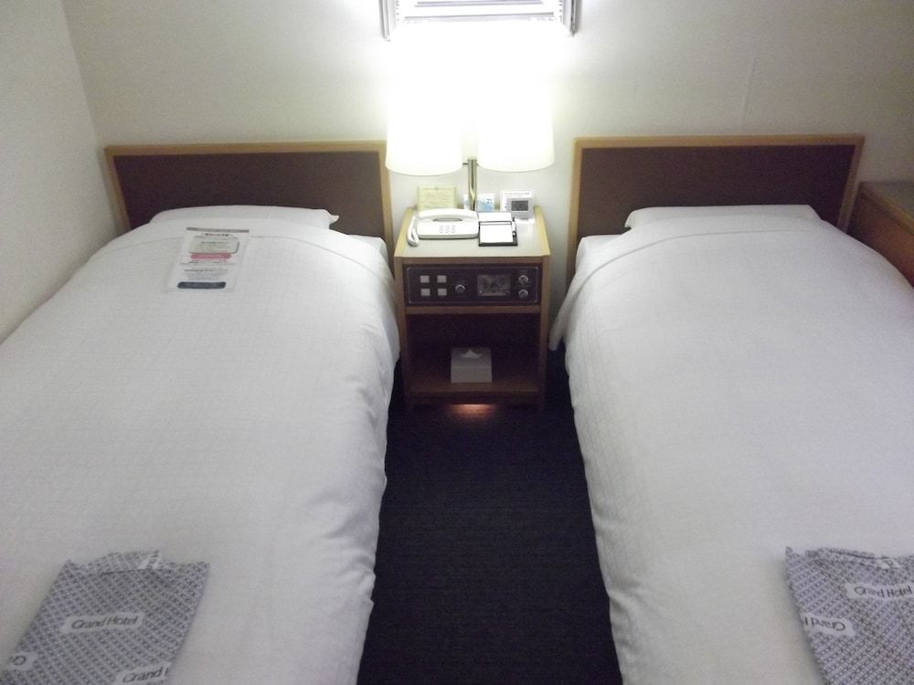 Twin Room, Smoking