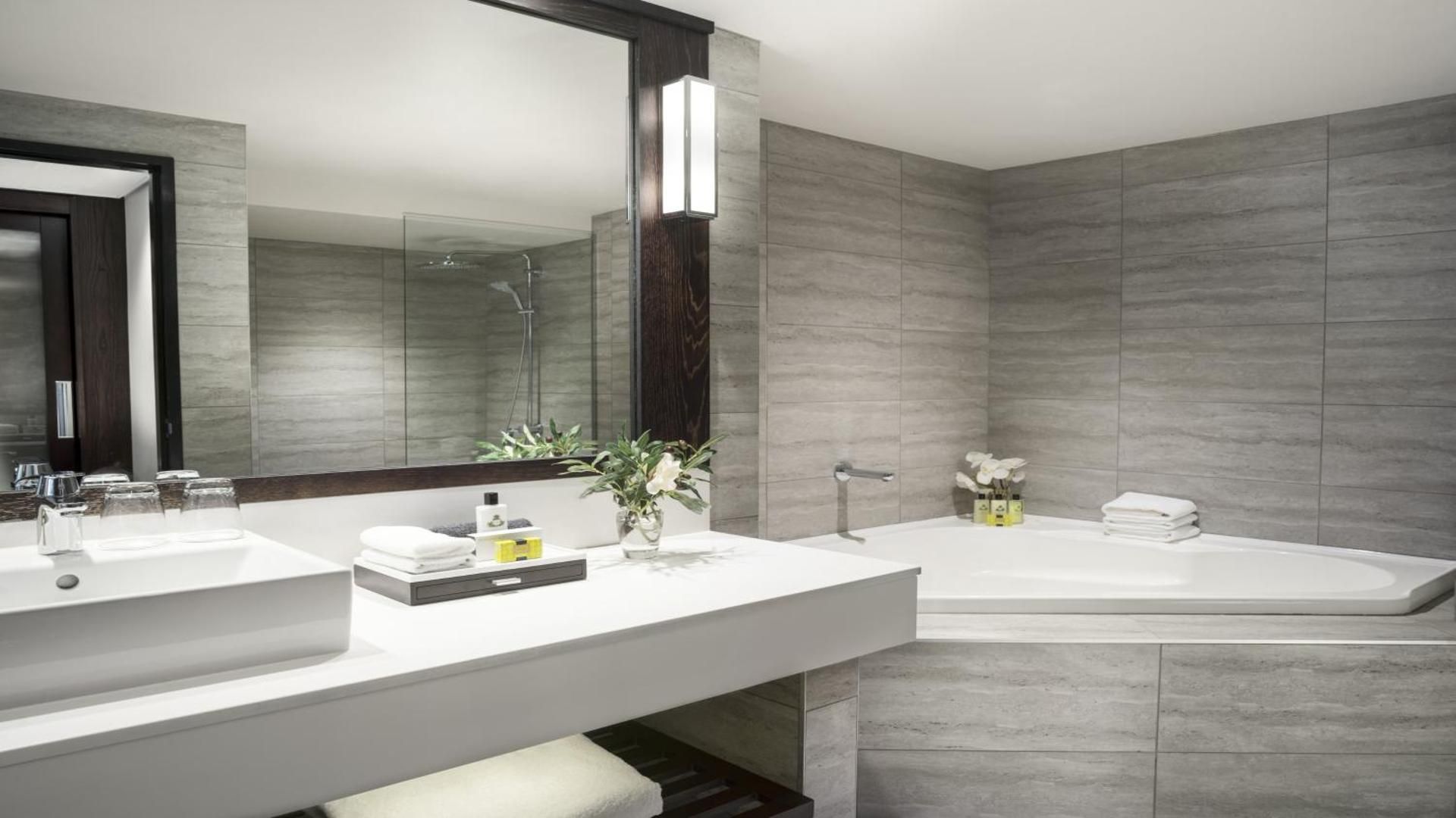 1 King Junior Suite Club Lounge Access Harbourfront