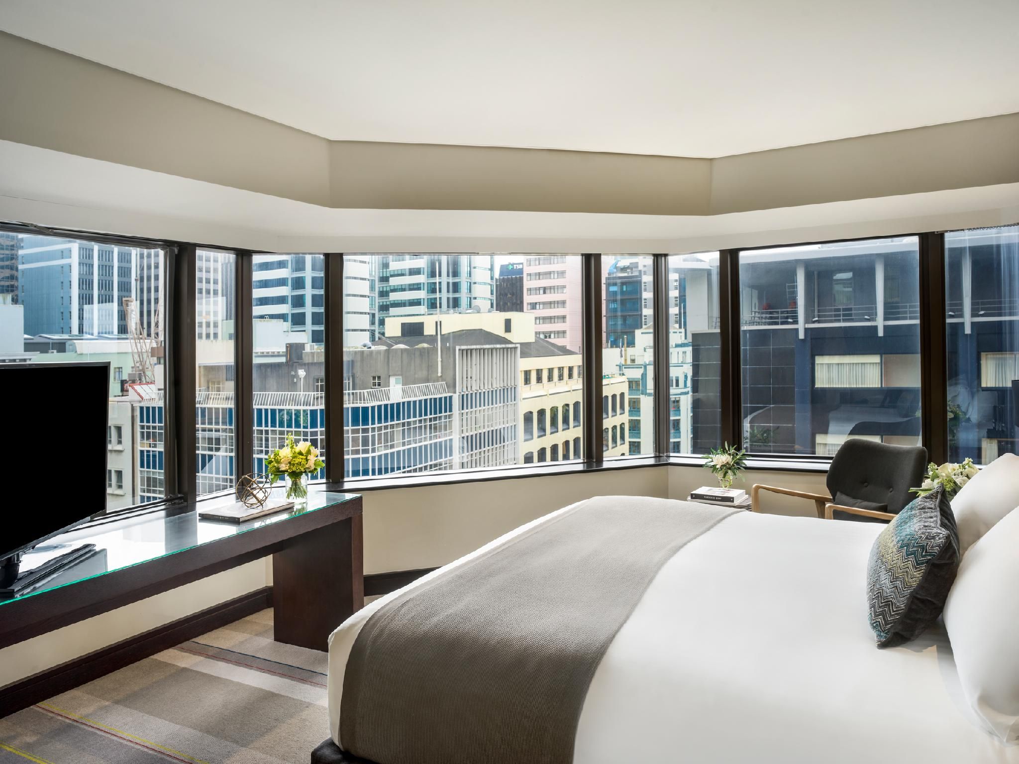 1 Bedroom Suite Dining City View