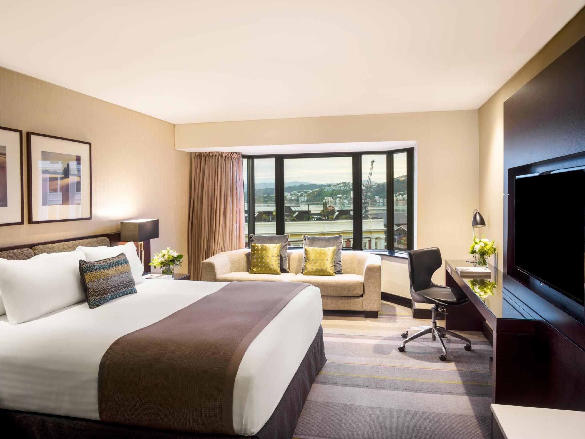 1 King Junior Suite Club Lounge Access City View