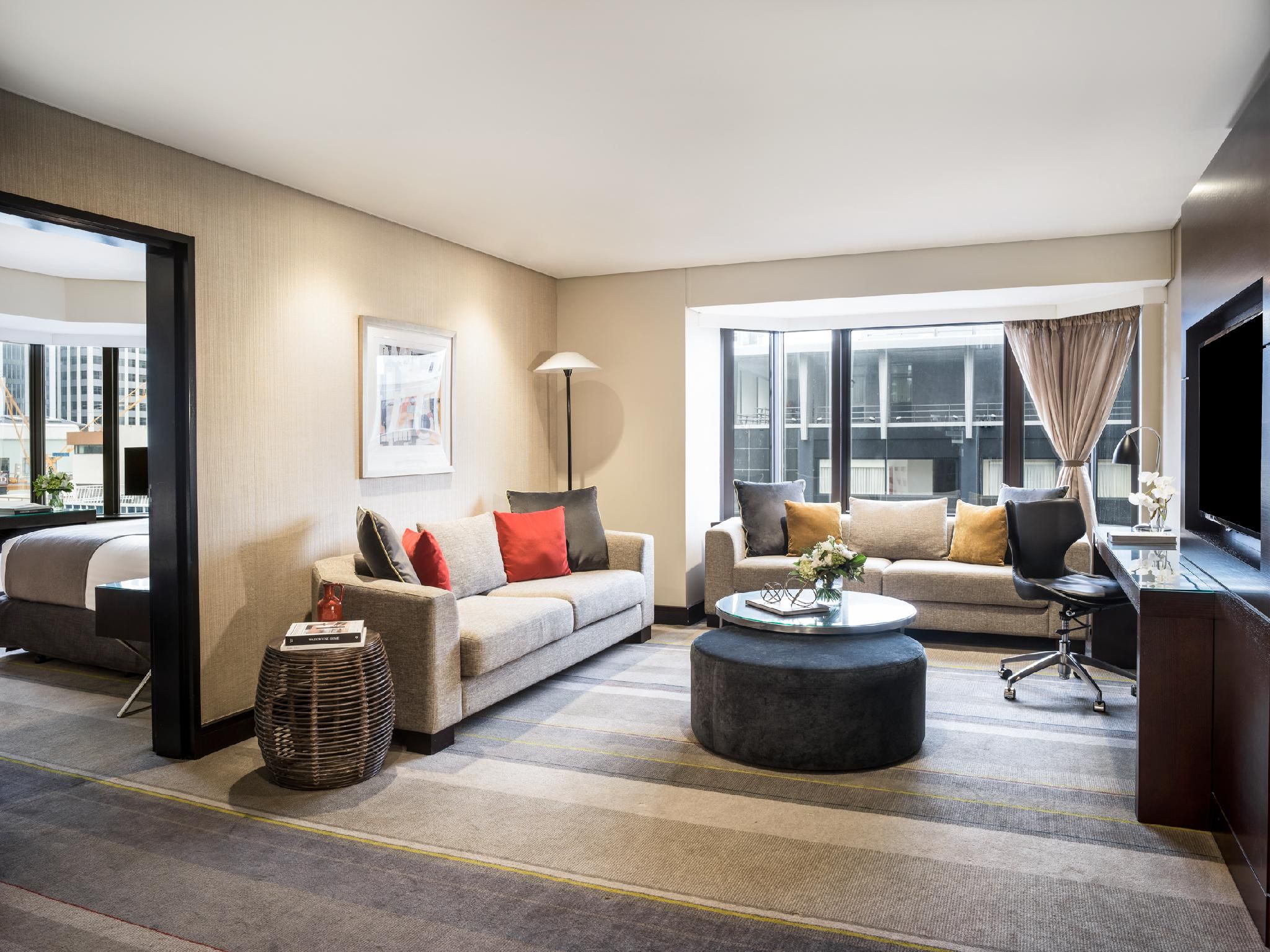 1 Bedroom Suite Dining City View