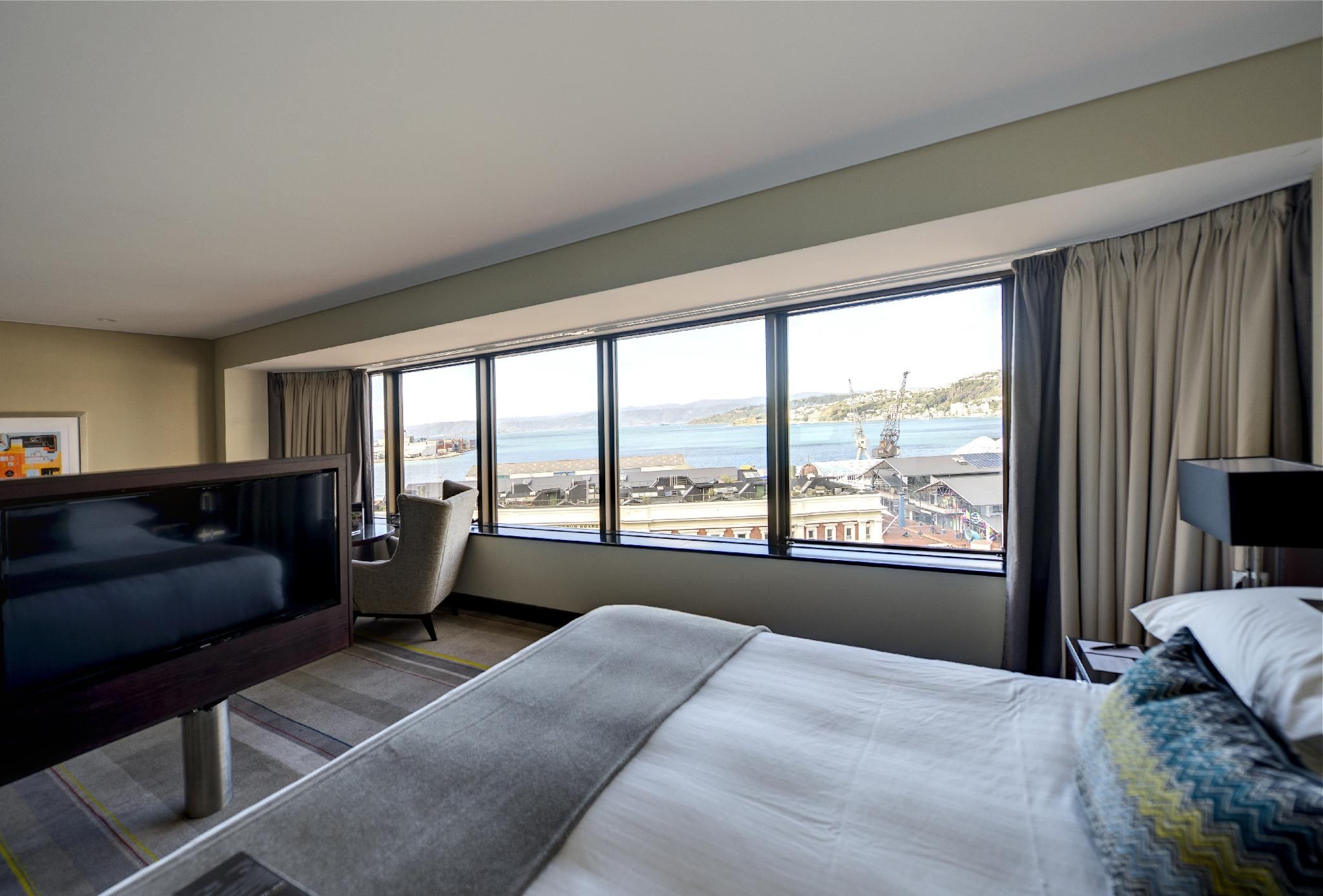 1 King Junior Suite Club Lounge Access Harbourfront