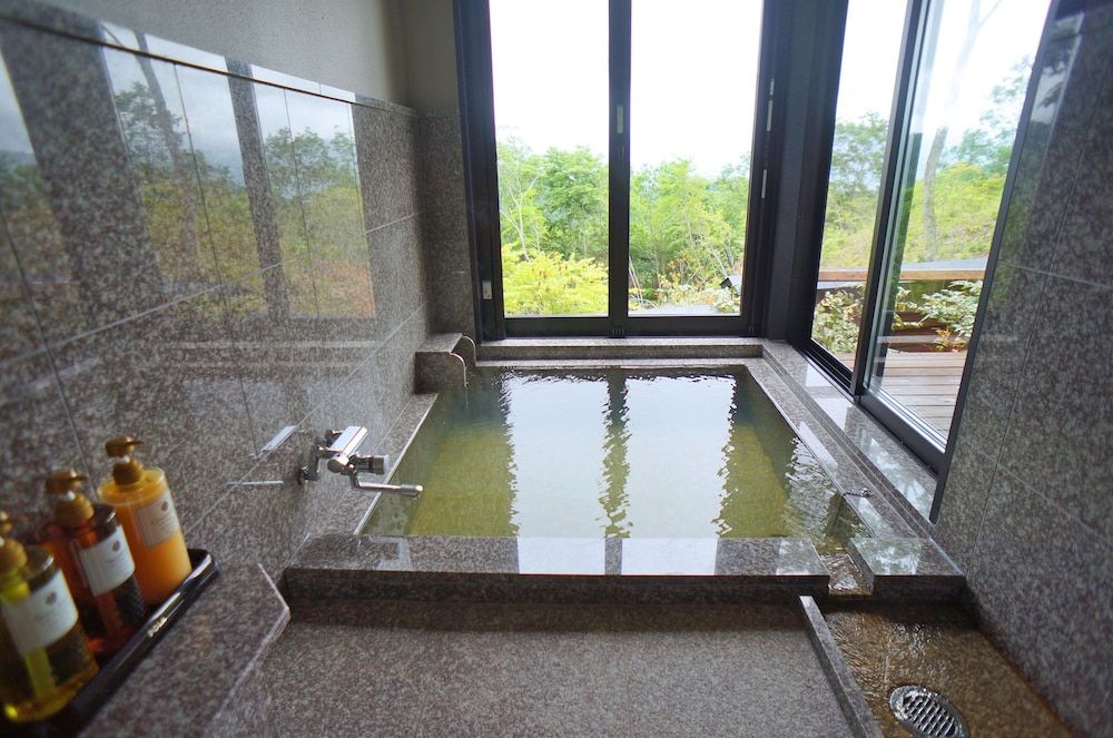 Standard Twin with Private Bathroom (Akebi)