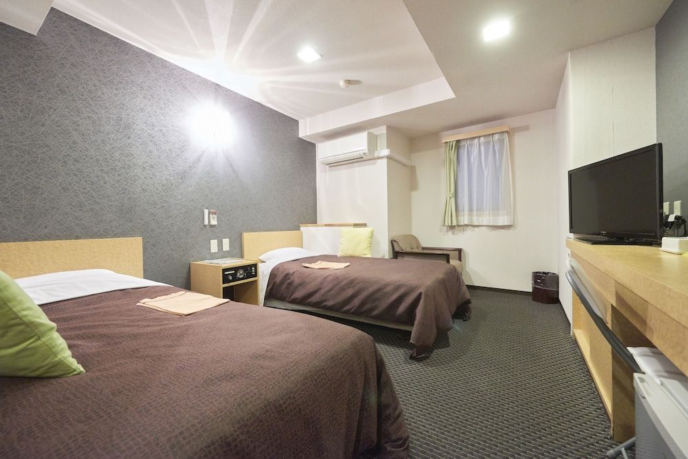 Twin Room, Smoking