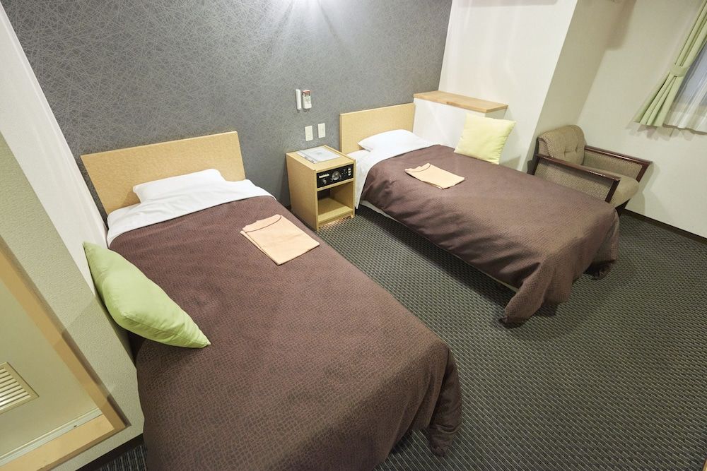 Twin Room, Smoking