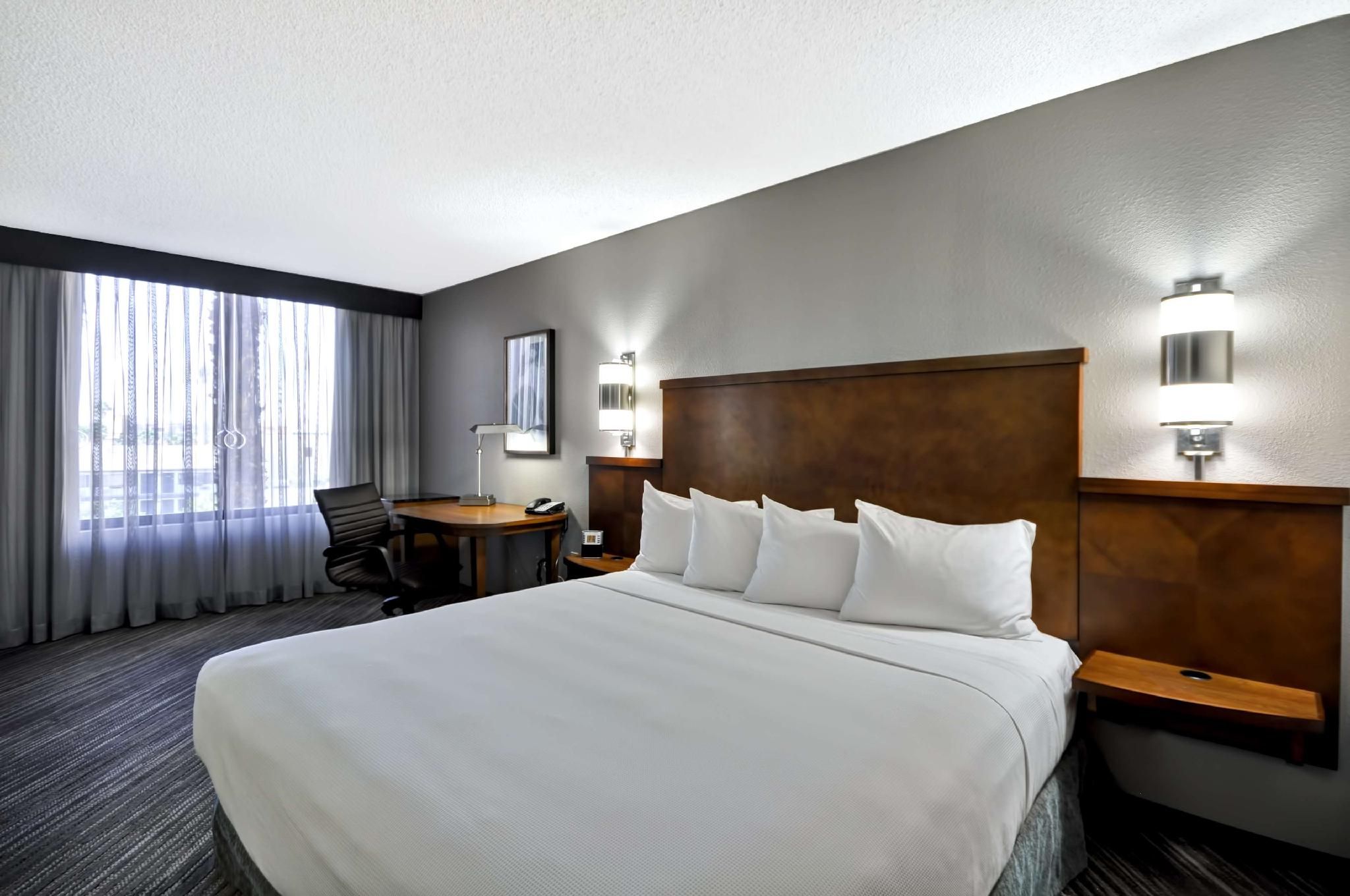 Hyatt Place Las Vegas Accessible King Bed/tub 4