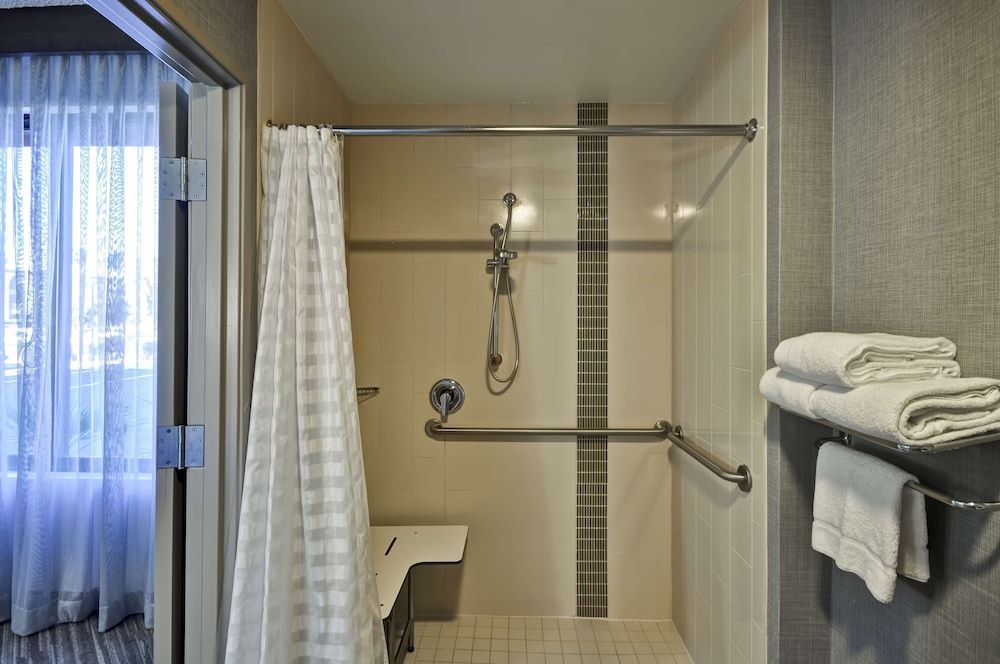 Hyatt Place Las Vegas Room, 1 King Bed, Accessible (Roll-In Shower) 6