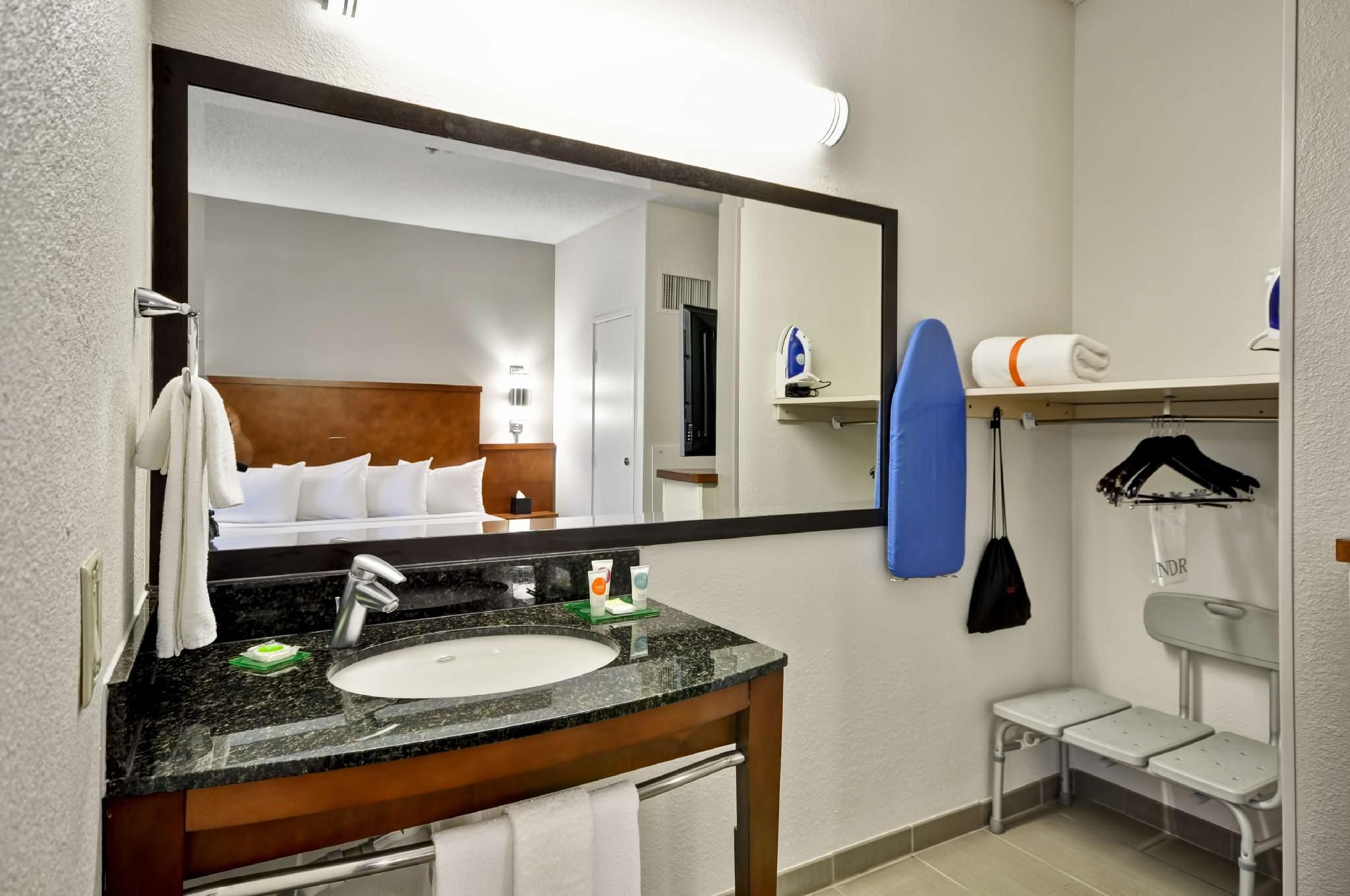 Hyatt Place Las Vegas Accessible King Bed/tub 7