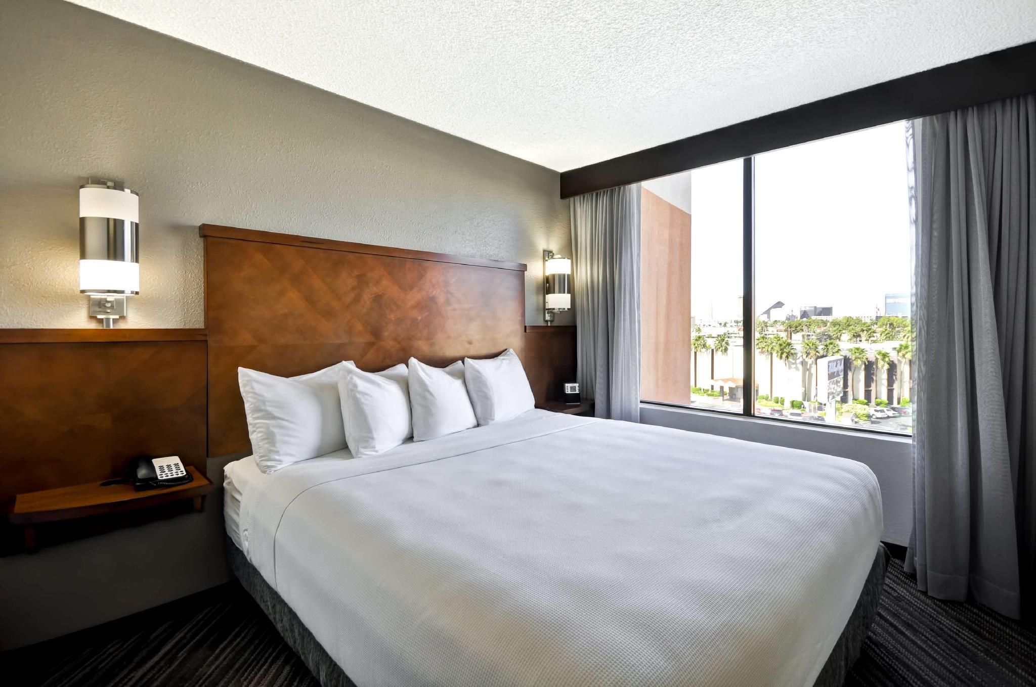 Hyatt Place Las Vegas Accessible King Bed/tub 2