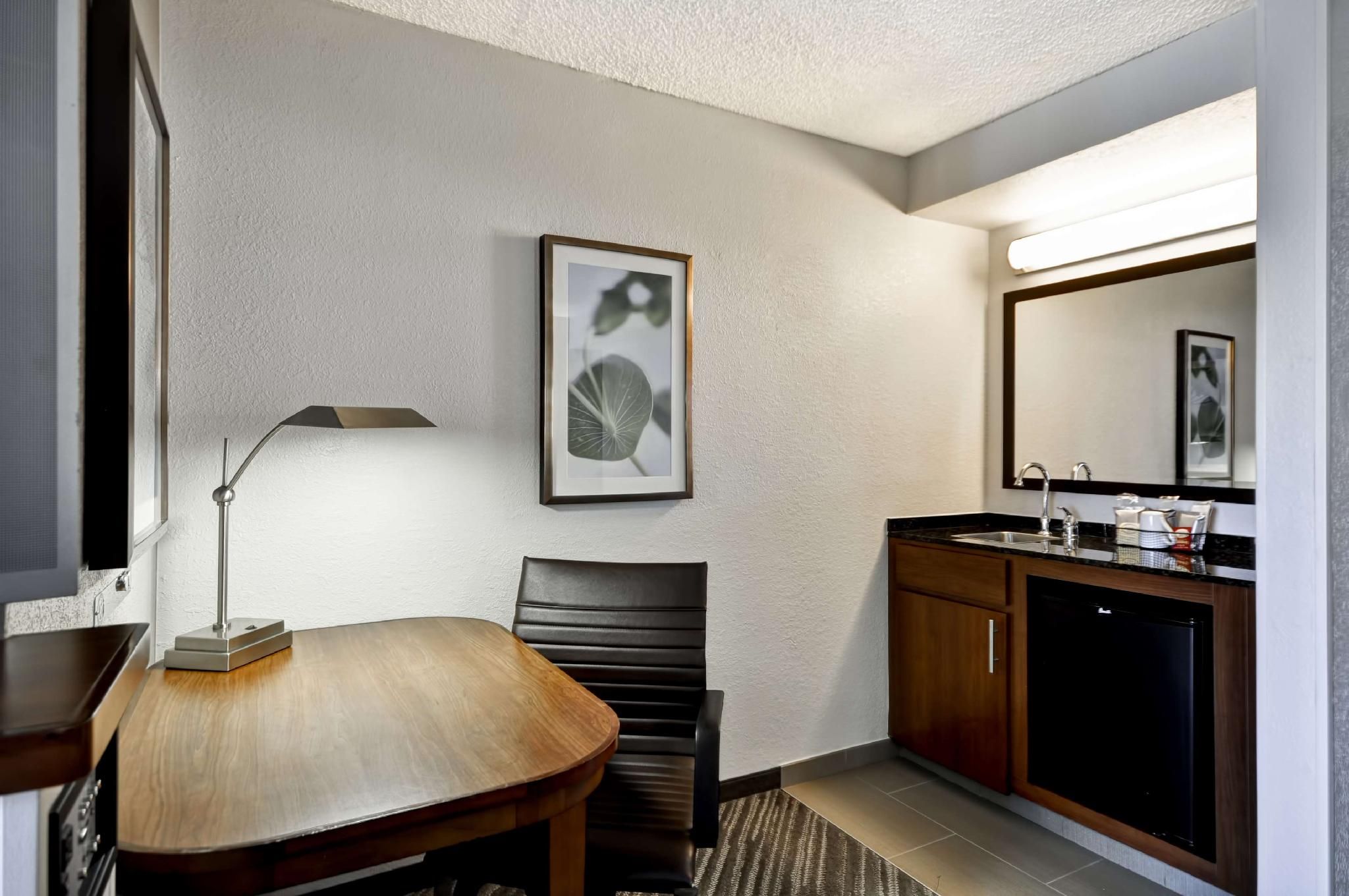Hyatt Place Las Vegas Accessible King Bed/tub 10