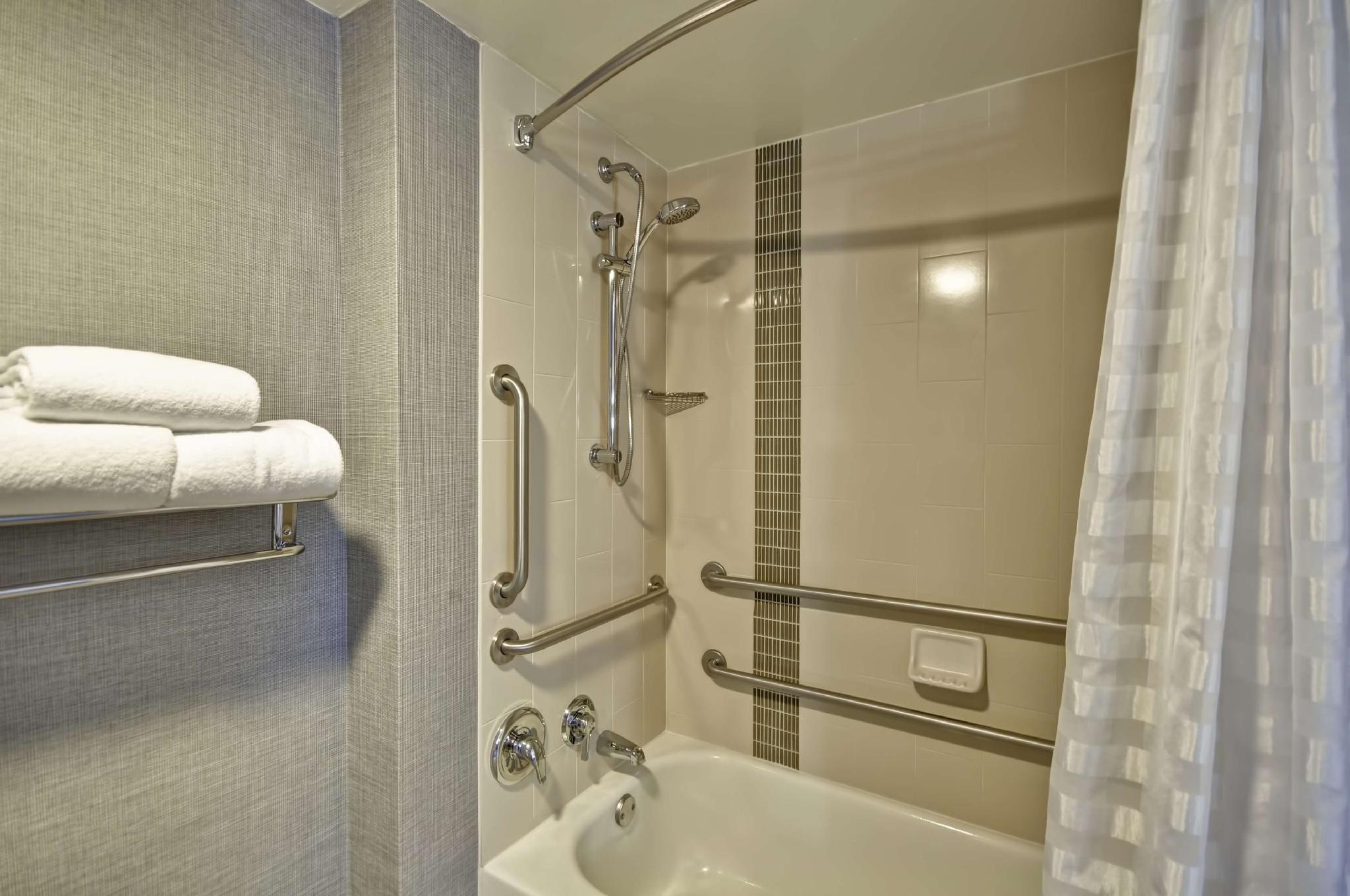 Hyatt Place Las Vegas Accessible King Bed/tub 6
