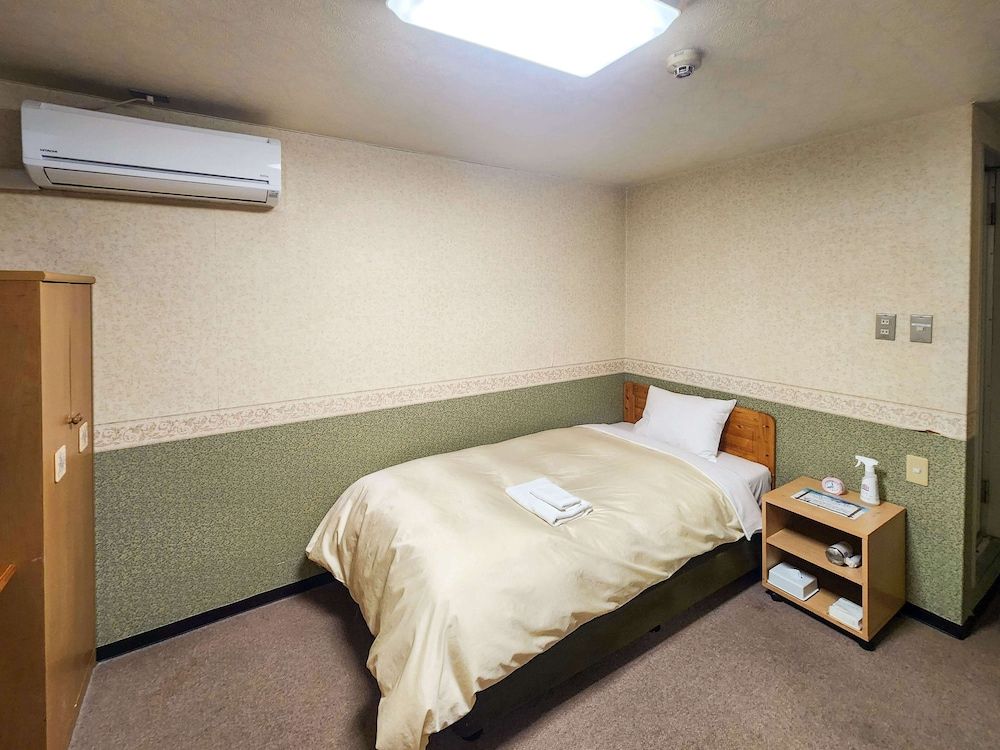 Basic Single Room, Smoking