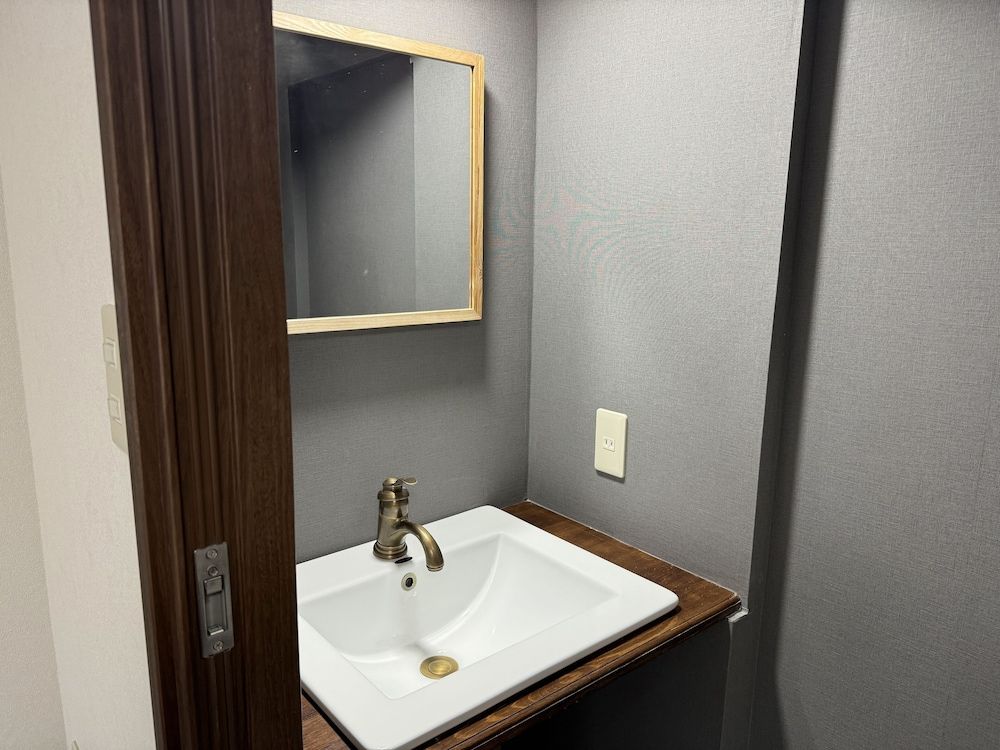Twin Bed Room 115 ft2 , Private Toilet and Shared Bath (no car parking)