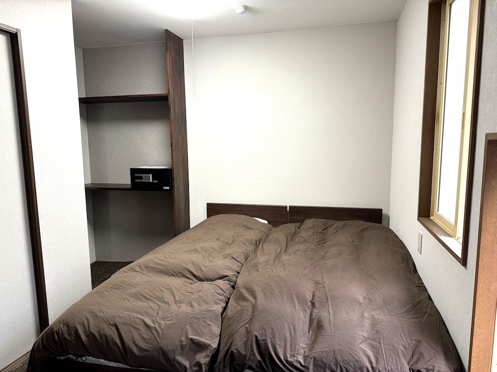 Twin Bed Room 115 ft2 , Private Toilet and Shared Bath (no car parking)