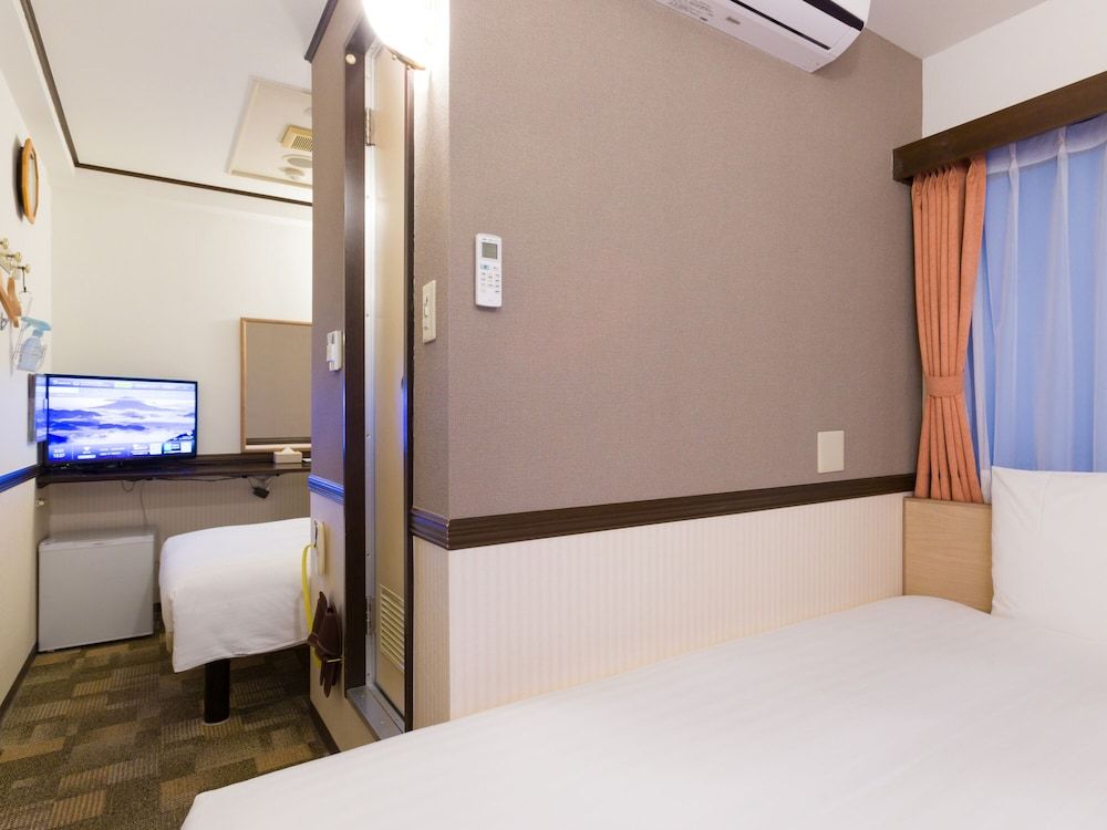 Separate Twin Room, Smoking