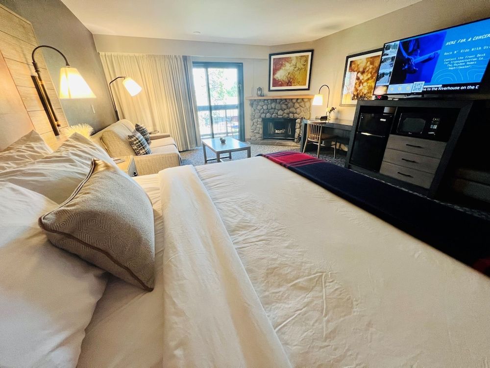 Riverhouse Lodge Room, 1 King Bed with Sofa bed, Fireplace, River View 3