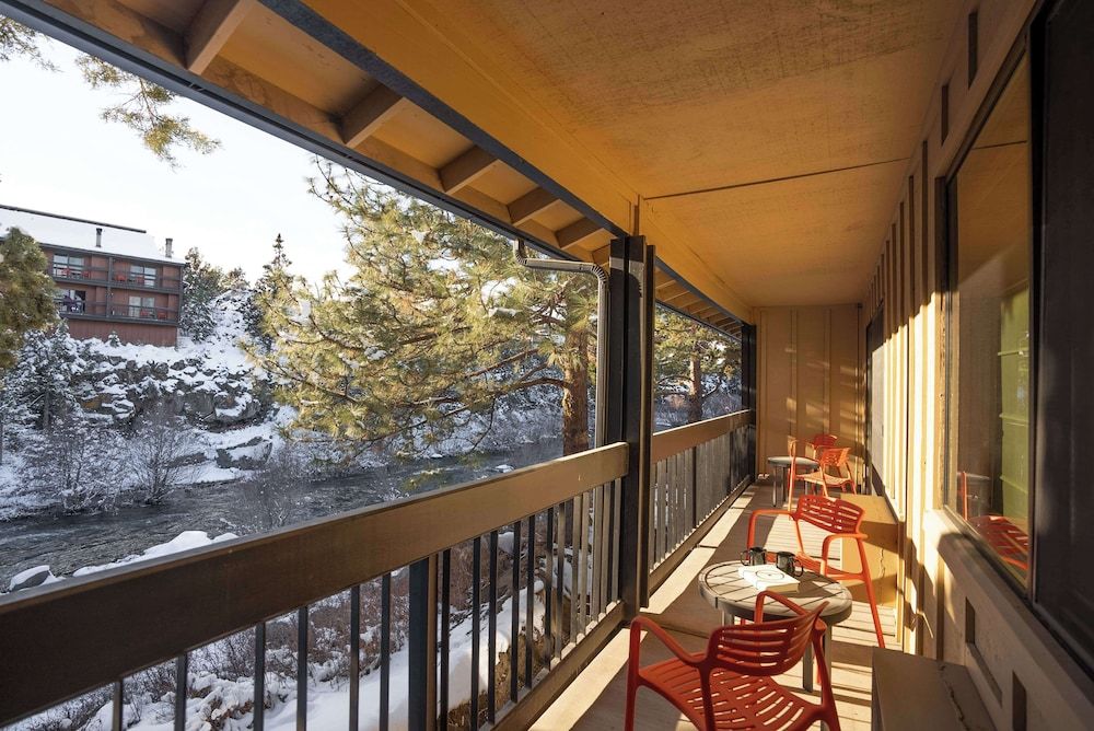 Riverhouse Lodge Room, 1 King Bed with Sofa bed, Fireplace, River View 8