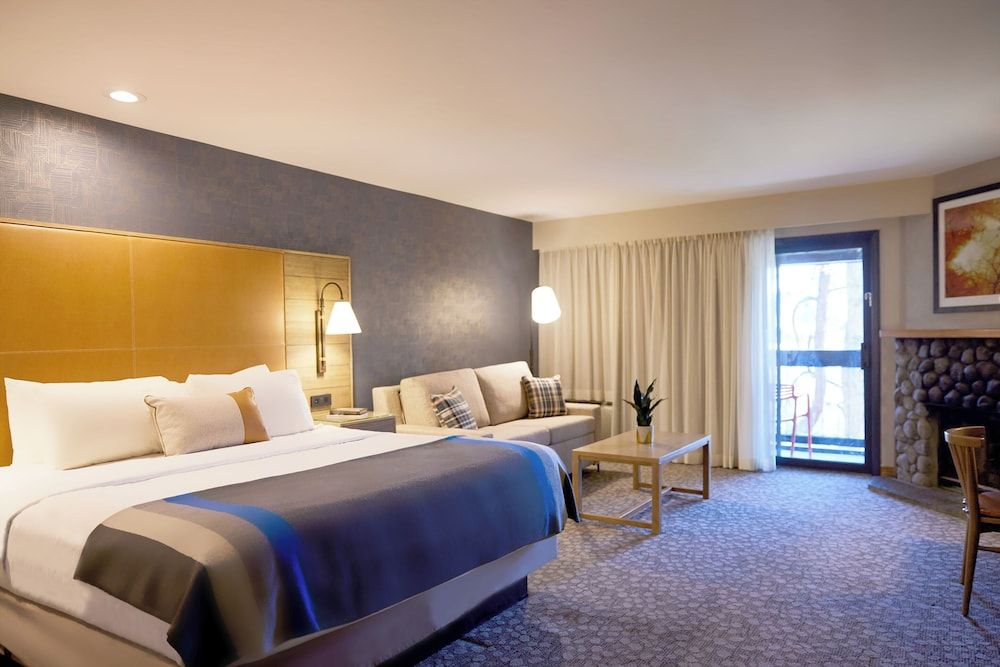 Riverhouse Lodge Room, 1 King Bed with Sofa bed, Fireplace, River View 4