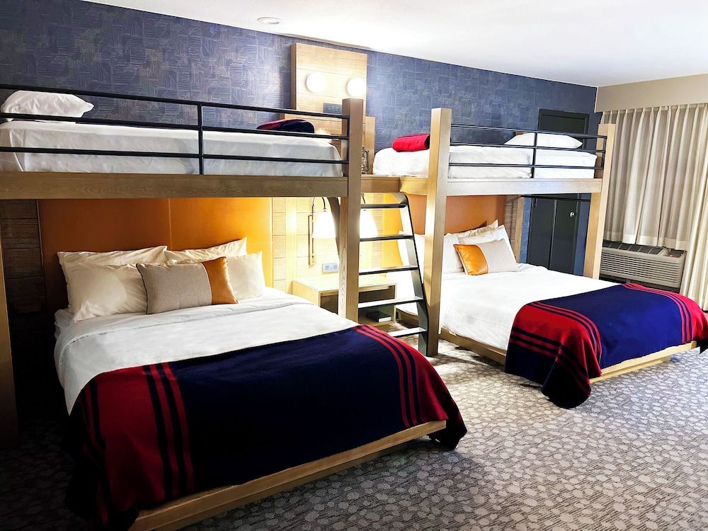 Riverhouse Lodge Room (2 Twin Bunks over 2 Queen Beds) 5