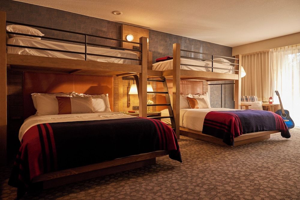 Riverhouse Lodge Room (2 Twin Bunks over 2 Queen Beds) 2