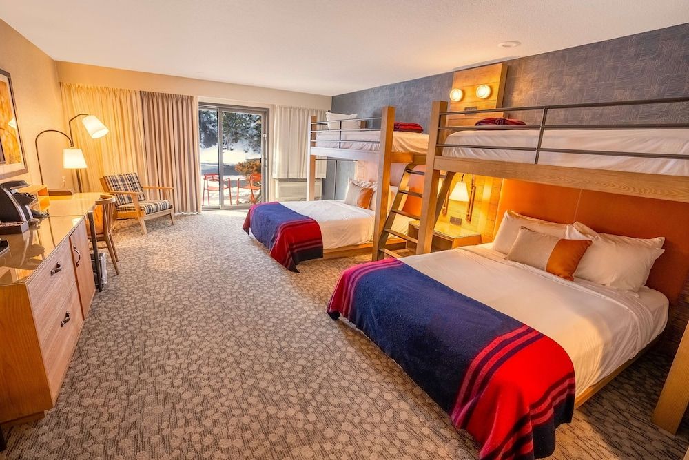 Riverhouse Lodge Room (2 Twin Bunks over 2 Queen Beds) 7