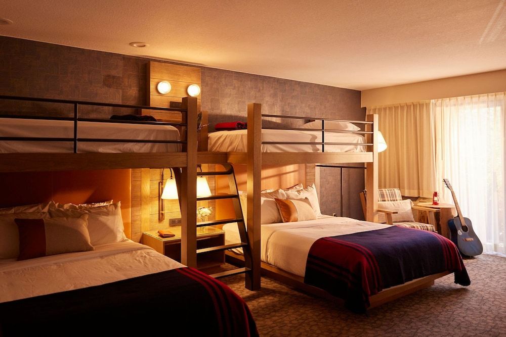 Riverhouse Lodge Room (2 Twin Bunks over 2 Queen Beds) 6