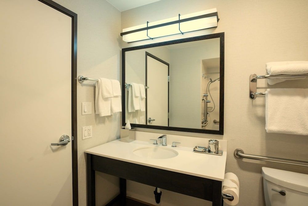 Riverhouse Lodge Room (2 Twin Bunks over 2 Queen Beds) 10