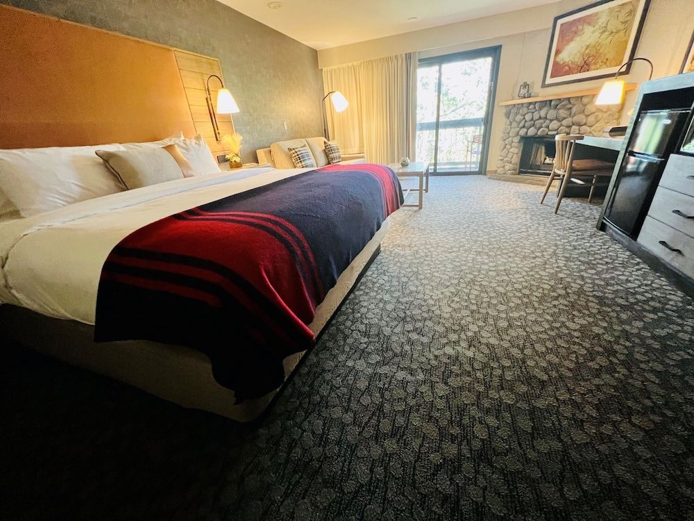 Riverhouse Lodge Room, 1 King Bed with Sofa bed, Fireplace, River View 2