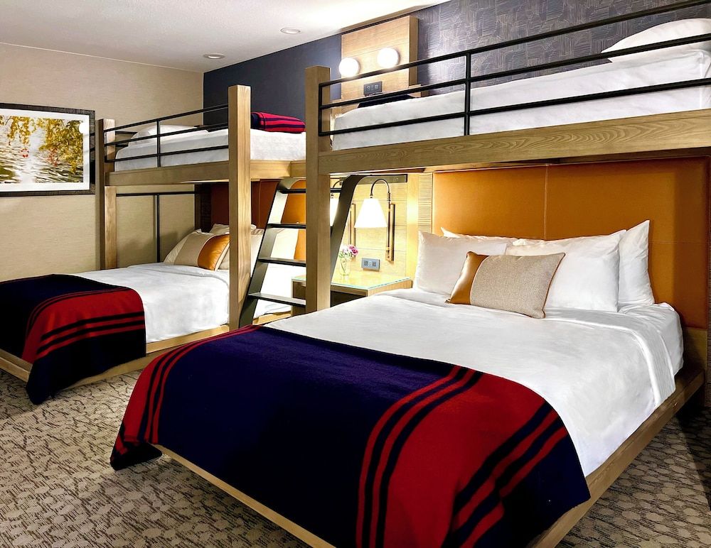 Riverhouse Lodge Room (2 Twin Bunks over 2 Queen Beds) 4