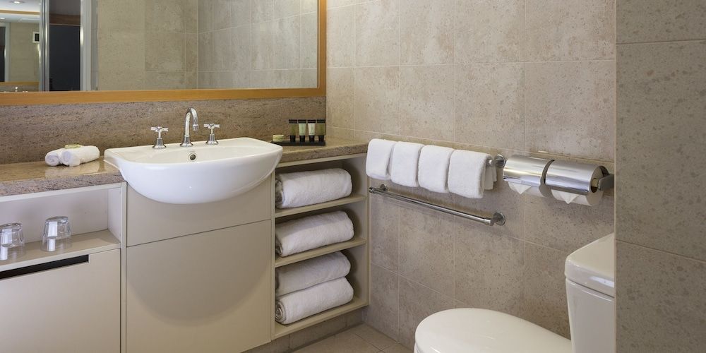 Sea World Resort Water View Double + Entry to 4 Theme Parks + Twin Pack of Wine 2