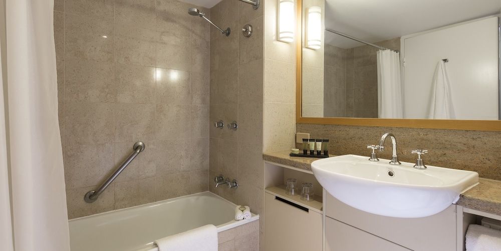 Sea World Resort Water View Double + Entry to 4 Theme Parks + Twin Pack of Wine 3