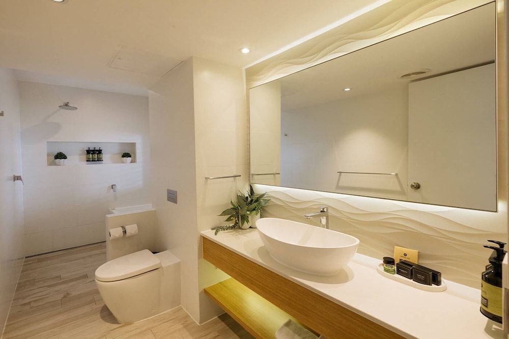 Sea World Resort Premium Broadwater Suite + Entry to 4 Theme Parks + Twin Wine Pack 2