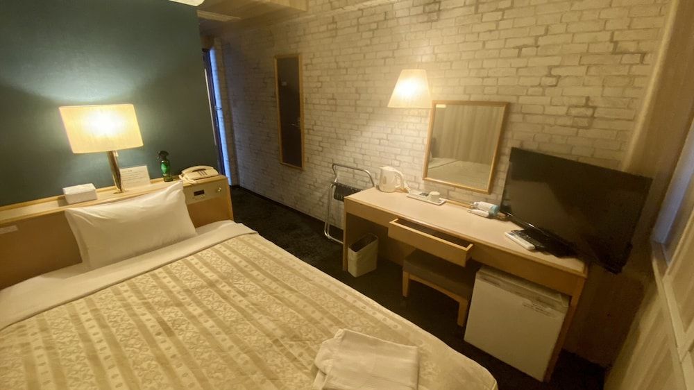 Semi-double Room, Smoking