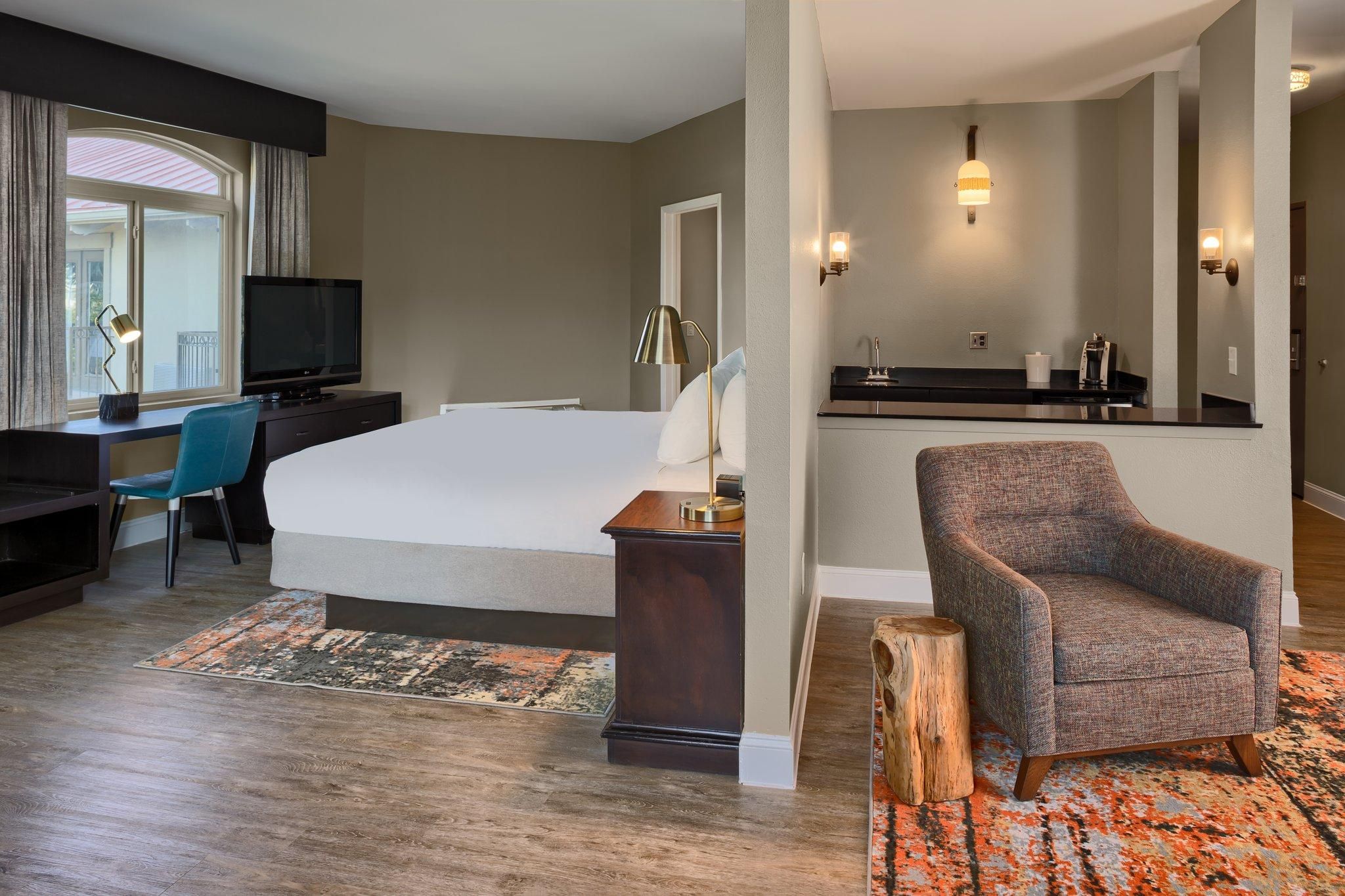 1 King Suite River View Balcony